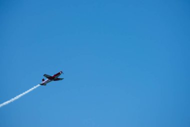 Torre Del Mar, İspanya - 29 Temmuz 2018 uçakları uçan plaj bir sahil kasabasında, Andalusia içinde airshow akrobasi üzerinden