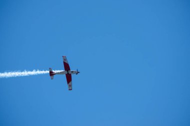 Torre Del Mar, İspanya - 29 Temmuz 2018 uçakları uçan plaj bir sahil kasabasında, Andalusia içinde airshow akrobasi üzerinden