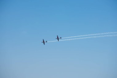 Torre Del Mar, İspanya - 29 Temmuz 2018 uçakları uçan plaj bir sahil kasabasında, Andalusia içinde airshow akrobasi üzerinden