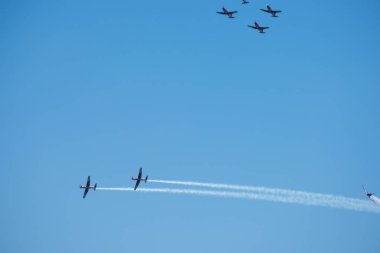 Torre Del Mar, İspanya - 29 Temmuz 2018 uçakları uçan plaj bir sahil kasabasında, Andalusia içinde airshow akrobasi üzerinden