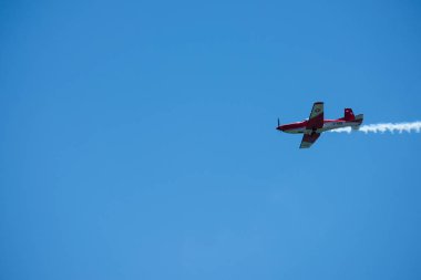 Torre Del Mar, İspanya - 29 Temmuz 2018 uçakları uçan plaj bir sahil kasabasında, Andalusia içinde airshow akrobasi üzerinden