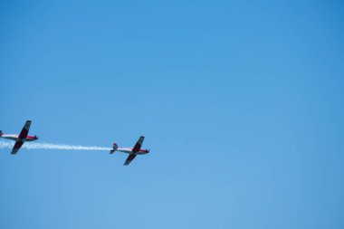 Torre Del Mar, İspanya - 29 Temmuz 2018 uçakları uçan plaj bir sahil kasabasında, Andalusia içinde airshow akrobasi üzerinden