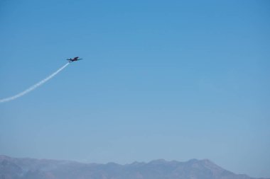 Torre Del Mar, İspanya - 29 Temmuz 2018 uçakları uçan plaj bir sahil kasabasında, Andalusia içinde airshow akrobasi üzerinden