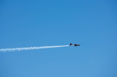 Torre Del Mar, İspanya - 29 Temmuz 2018 uçakları uçan plaj bir sahil kasabasında, Andalusia içinde airshow akrobasi üzerinden
