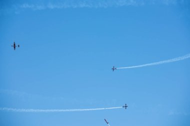 Torre Del Mar, İspanya - 29 Temmuz 2018 uçakları uçan plaj bir sahil kasabasında, Andalusia içinde airshow akrobasi üzerinden