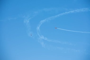 Torre Del Mar, İspanya - 29 Temmuz 2018 uçakları uçan plaj bir sahil kasabasında, Andalusia içinde airshow akrobasi üzerinden