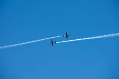 Torre Del Mar, İspanya - 29 Temmuz 2018 uçakları uçan plaj bir sahil kasabasında, Andalusia içinde airshow akrobasi üzerinden