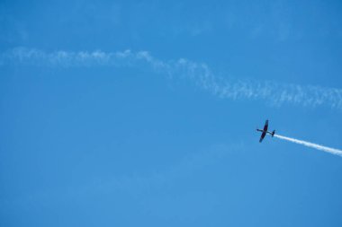 Torre Del Mar, İspanya - 29 Temmuz 2018 uçakları uçan plaj bir sahil kasabasında, Andalusia içinde airshow akrobasi üzerinden