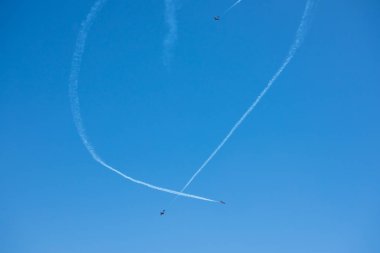 Torre Del Mar, İspanya - 29 Temmuz 2018 uçakları uçan plaj bir sahil kasabasında, Andalusia içinde airshow akrobasi üzerinden
