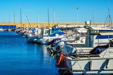 Torredembarra, İspanya - lüks yatların ve motorlu tekneler, turistik sahil kasaba Torredembarra içinde 10 Eylül 2017 A güzel marina