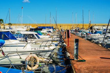 Torredembarra, İspanya - lüks yatların ve motorlu tekneler, turistik sahil kasaba Torredembarra içinde 10 Eylül 2017 A güzel marina