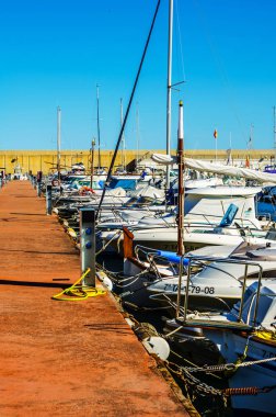 Torredembarra, İspanya - lüks yatların ve motorlu tekneler, turistik sahil kasaba Torredembarra içinde 10 Eylül 2017 A güzel marina