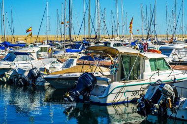 Torredembarra, İspanya - lüks yatların ve motorlu tekneler, turistik sahil kasaba Torredembarra içinde 10 Eylül 2017 A güzel marina