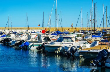 Torredembarra, İspanya - lüks yatların ve motorlu tekneler, turistik sahil kasaba Torredembarra içinde 10 Eylül 2017 A güzel marina