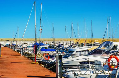 Torredembarra, İspanya - lüks yatların ve motorlu tekneler, turistik sahil kasaba Torredembarra içinde 10 Eylül 2017 A güzel marina