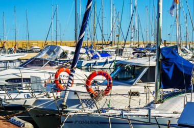 Torredembarra, İspanya - lüks yatların ve motorlu tekneler, turistik sahil kasaba Torredembarra içinde 10 Eylül 2017 A güzel marina