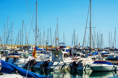 Torredembarra, İspanya - lüks yatların ve motorlu tekneler, turistik sahil kasaba Torredembarra içinde 10 Eylül 2017 A güzel marina