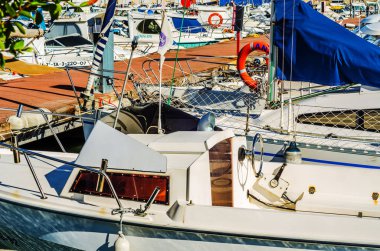Torredembarra, İspanya - lüks yatların ve motorlu tekneler, turistik sahil kasaba Torredembarra içinde 10 Eylül 2017 A güzel marina