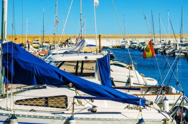 Torredembarra, İspanya - lüks yatların ve motorlu tekneler, turistik sahil kasaba Torredembarra içinde 10 Eylül 2017 A güzel marina