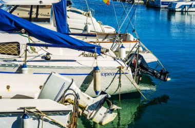 Torredembarra, İspanya - lüks yatların ve motorlu tekneler, turistik sahil kasaba Torredembarra içinde 10 Eylül 2017 A güzel marina