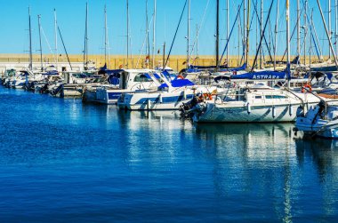 Torredembarra, İspanya - lüks yatların ve motorlu tekneler, turistik sahil kasaba Torredembarra içinde 10 Eylül 2017 A güzel marina