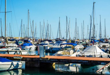 Torredembarra, İspanya - lüks yatların ve motorlu tekneler, turistik sahil kasaba Torredembarra içinde 10 Eylül 2017 A güzel marina