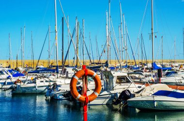 Torredembarra, İspanya - lüks yatların ve motorlu tekneler, turistik sahil kasaba Torredembarra içinde 10 Eylül 2017 A güzel marina