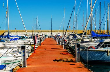 Torredembarra, İspanya - lüks yatların ve motorlu tekneler, turistik sahil kasaba Torredembarra içinde 10 Eylül 2017 A güzel marina