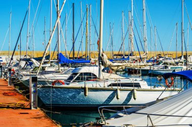 Torredembarra, İspanya - lüks yatların ve motorlu tekneler, turistik sahil kasaba Torredembarra içinde 10 Eylül 2017 A güzel marina