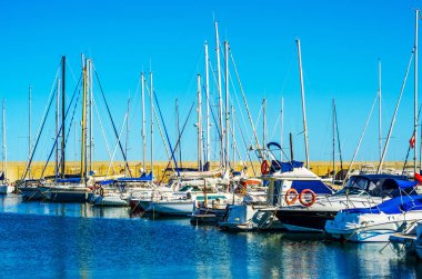 Torredembarra, İspanya - lüks yatların ve motorlu tekneler, turistik sahil kasaba Torredembarra içinde 10 Eylül 2017 A güzel marina