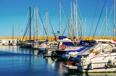 Torredembarra, İspanya - lüks yatların ve motorlu tekneler, turistik sahil kasaba Torredembarra içinde 10 Eylül 2017 A güzel marina