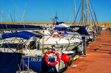 Torredembarra, İspanya - lüks yatların ve motorlu tekneler, turistik sahil kasaba Torredembarra içinde 10 Eylül 2017 A güzel marina
