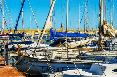 Torredembarra, İspanya - lüks yatların ve motorlu tekneler, turistik sahil kasaba Torredembarra içinde 10 Eylül 2017 A güzel marina