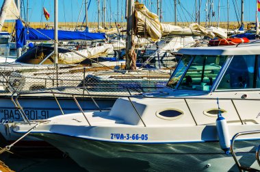Torredembarra, İspanya - lüks yatların ve motorlu tekneler, turistik sahil kasaba Torredembarra içinde 10 Eylül 2017 A güzel marina