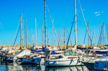 Torredembarra, İspanya - lüks yatların ve motorlu tekneler, turistik sahil kasaba Torredembarra içinde 10 Eylül 2017 A güzel marina