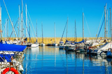 Torredembarra, İspanya - lüks yatların ve motorlu tekneler, turistik sahil kasaba Torredembarra içinde 10 Eylül 2017 A güzel marina