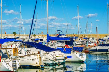 Torredembarra, İspanya - lüks yatların ve motorlu tekneler, turistik sahil kasaba Torredembarra içinde 10 Eylül 2017 A güzel marina