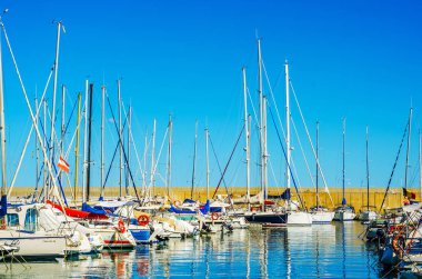 Torredembarra, İspanya - lüks yatların ve motorlu tekneler, turistik sahil kasaba Torredembarra içinde 10 Eylül 2017 A güzel marina