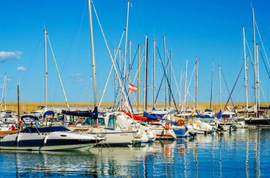 Torredembarra, İspanya - lüks yatların ve motorlu tekneler, turistik sahil kasaba Torredembarra içinde 10 Eylül 2017 A güzel marina