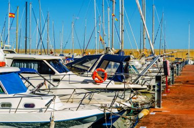 Torredembarra, İspanya - lüks yatların ve motorlu tekneler, turistik sahil kasaba Torredembarra içinde 10 Eylül 2017 A güzel marina