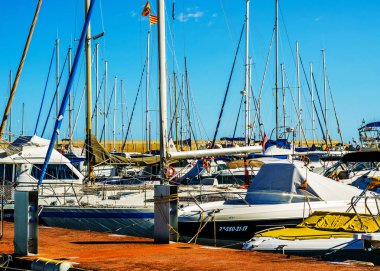Torredembarra, İspanya - lüks yatların ve motorlu tekneler, turistik sahil kasaba Torredembarra içinde 10 Eylül 2017 A güzel marina