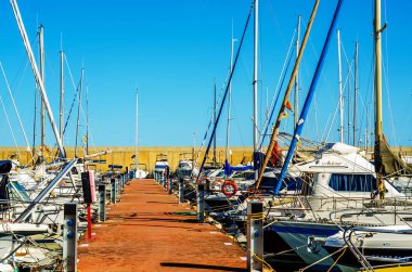 Torredembarra, İspanya - lüks yatların ve motorlu tekneler, turistik sahil kasaba Torredembarra içinde 10 Eylül 2017 A güzel marina