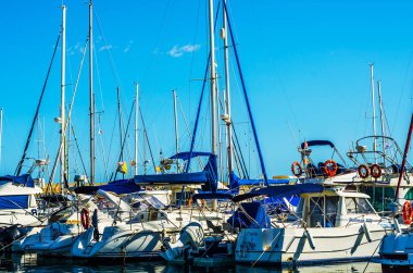 Torredembarra, İspanya - lüks yatların ve motorlu tekneler, turistik sahil kasaba Torredembarra içinde 10 Eylül 2017 A güzel marina