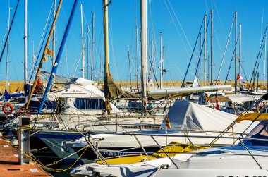 Torredembarra, İspanya - lüks yatların ve motorlu tekneler, turistik sahil kasaba Torredembarra içinde 10 Eylül 2017 A güzel marina