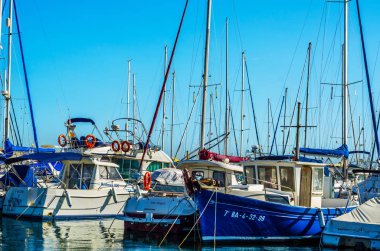Torredembarra, İspanya - lüks yatların ve motorlu tekneler, turistik sahil kasaba Torredembarra içinde 10 Eylül 2017 A güzel marina