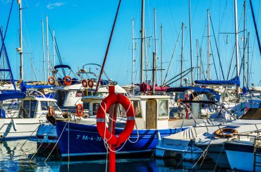 Torredembarra, İspanya - lüks yatların ve motorlu tekneler, turistik sahil kasaba Torredembarra içinde 10 Eylül 2017 A güzel marina