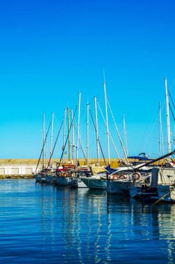 Torredembarra, İspanya - lüks yatların ve motorlu tekneler, turistik sahil kasaba Torredembarra içinde 10 Eylül 2017 A güzel marina