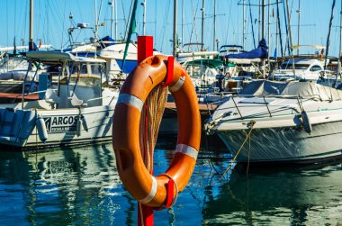 Torredembarra, İspanya - lüks yatların ve motorlu tekneler, turistik sahil kasaba Torredembarra içinde 10 Eylül 2017 A güzel marina