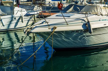 Torredembarra, İspanya - lüks yatların ve motorlu tekneler, turistik sahil kasaba Torredembarra içinde 10 Eylül 2017 A güzel marina