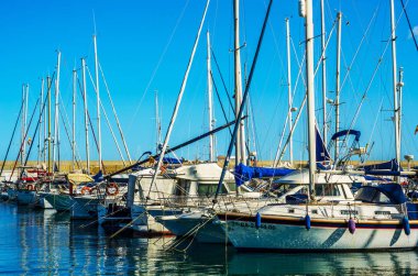 Torredembarra, İspanya - lüks yatların ve motorlu tekneler, turistik sahil kasaba Torredembarra içinde 10 Eylül 2017 A güzel marina